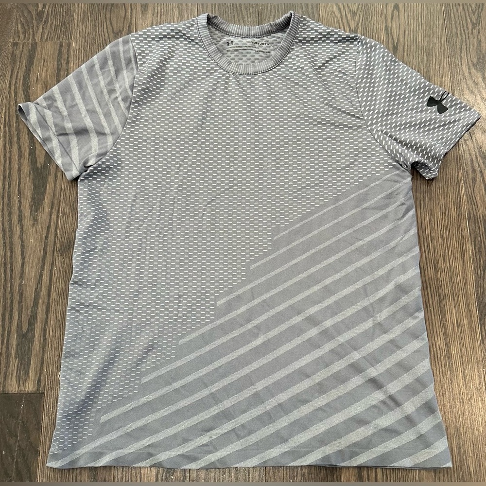 Boys Under Armour youth large tshirt